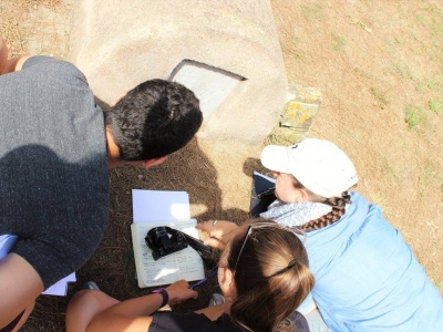 Reading tomb inscriptions at Isola Sacra