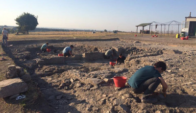 Two Approaches to Digging Up Discoveries in Italy